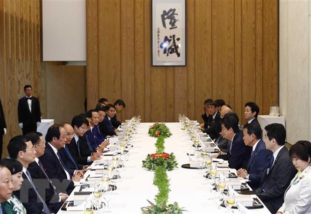 Trưa 1/7, tại thủ đô Tokyo, Thủ tướng Nguyễn Xuân Phúc có buổi ăn trưa làm việc với Thủ tướng Nhật Bản Abe Shinzo. (Ảnh: Thống Nhất/TTXVN)