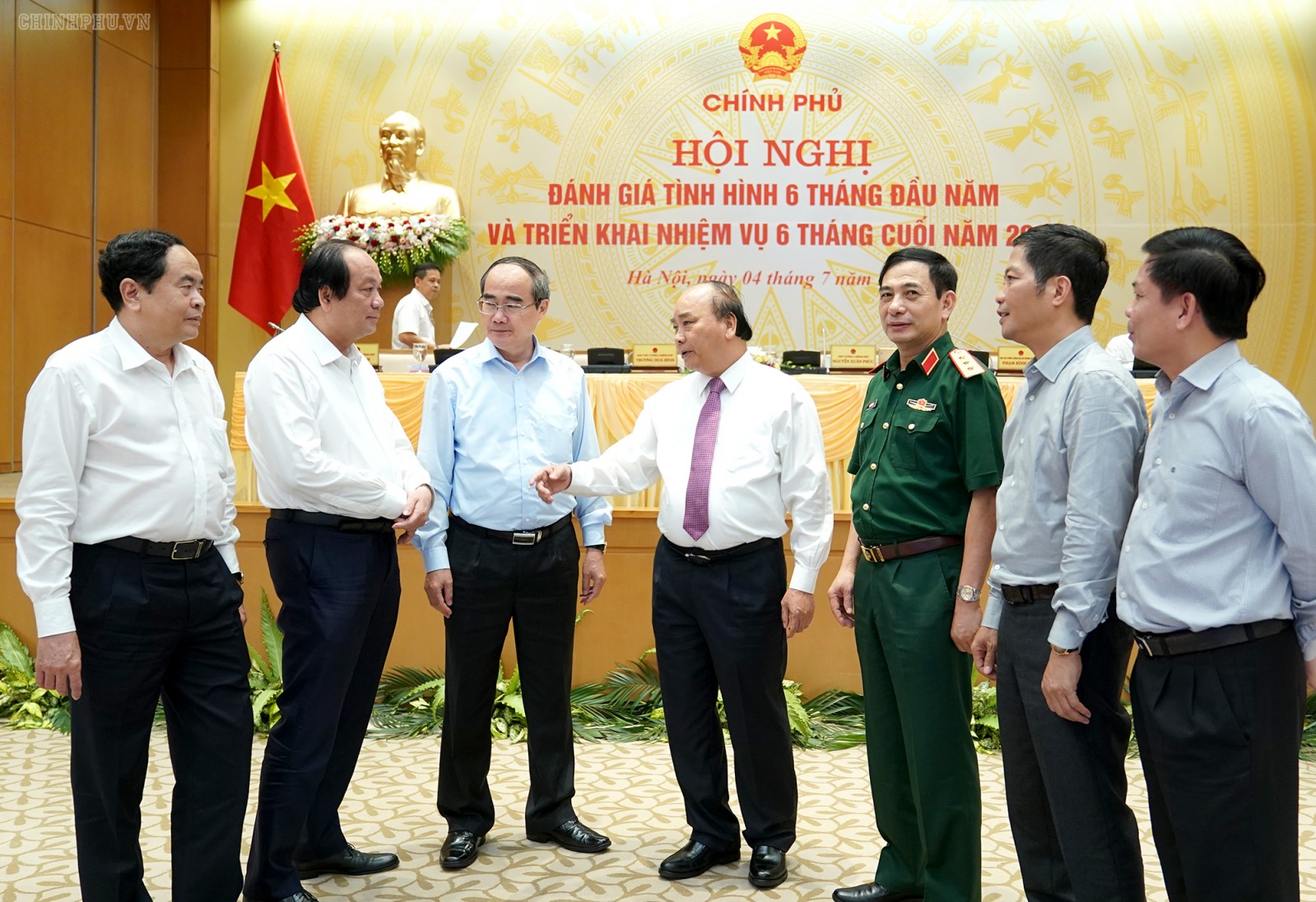 Thủ tướng Nguyễn Xuân Phúc trao đổi với các đại biểu tại hội nghị. Ảnh: VGP/Quang Hiếu