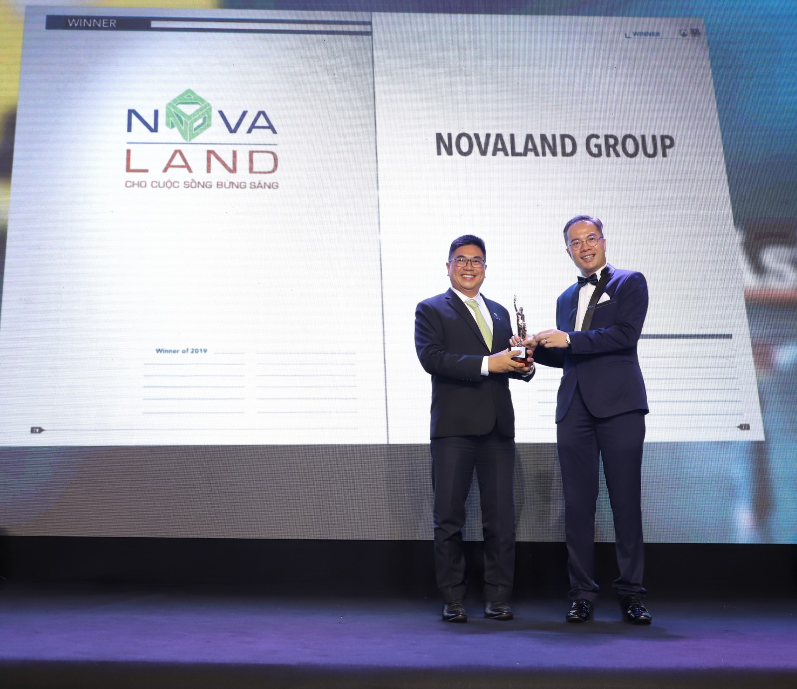 Ông Bùi Xuân Huy, Tổng Giám đốc Tập đoàn Novaland (trái) nhận giải thưởng từ ông William Ng, Tổng biên tập của Tạp chí HR Asia