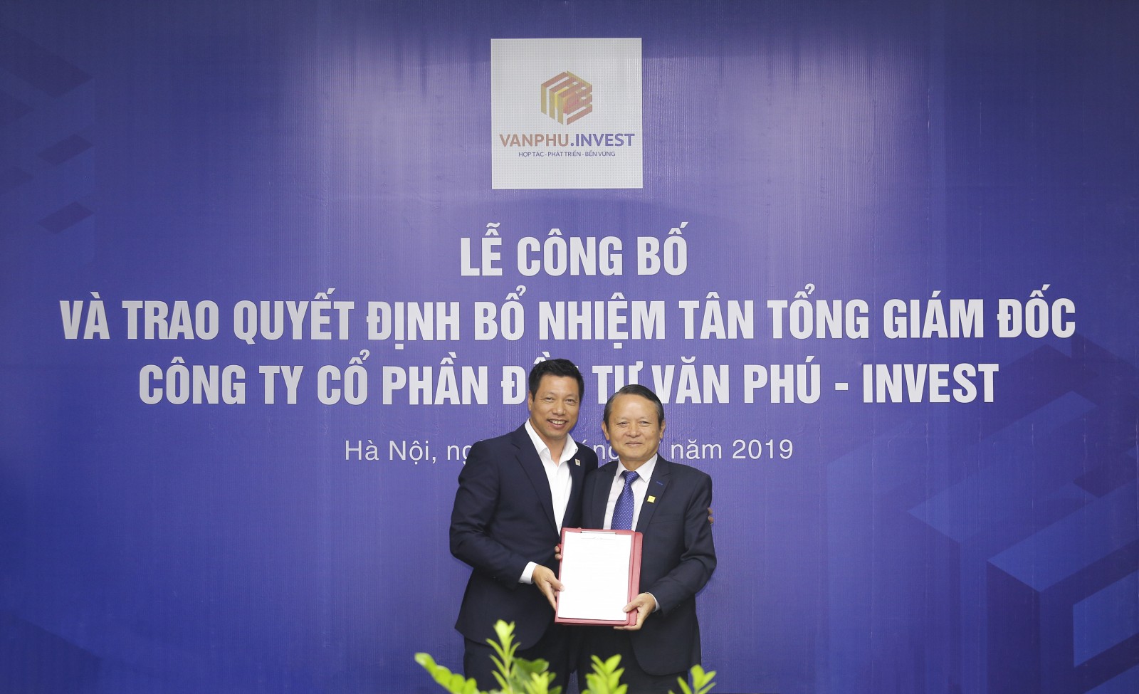 Chủ tịch HĐQT Tô Như Toàn (bên trái) trao quyết định bổ nhiệm cho Tân Tổng giám đốc Đoàn Châu Phong (bên phải)
