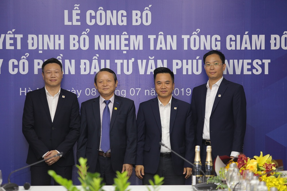 Ông Đoàn Châu Phong (thứ 2 từ trái sang) cùng Ban điều hành của Văn Phú - Invest