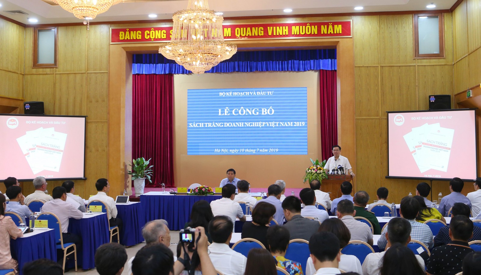 Lần đầu tiên Chính phủ công khai các chỉ số phát triển doanh nghiệp qua cuốn Sách Trắng doanh nghiệp Việt Nam năm 2019 - Ảnh: VGP/Thành Chung