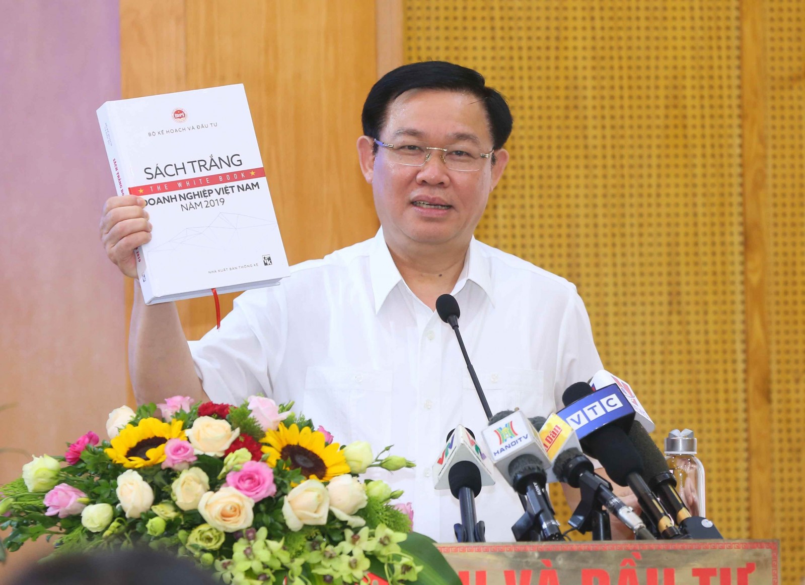 Phó Thủ tướng đề nghị các bộ, ngành Trung ương sử dụng Sách Trắng DN hằng năm là nguồn thông tin chủ yếu, tin cậy để phục vụ cho nghiên cứu hoạch định chiến lược thuộc ngành lĩnh vực mình phụ trách - Ảnh: VGP/Thành Chung
