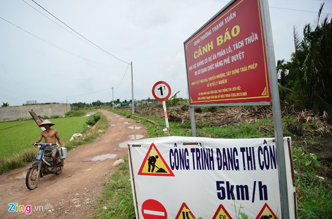 UBND phường Thạnh Xuân, quận 12 treo bảng cảnh báo người dân về pháp lý khu đất. Ảnh: Lê Quân