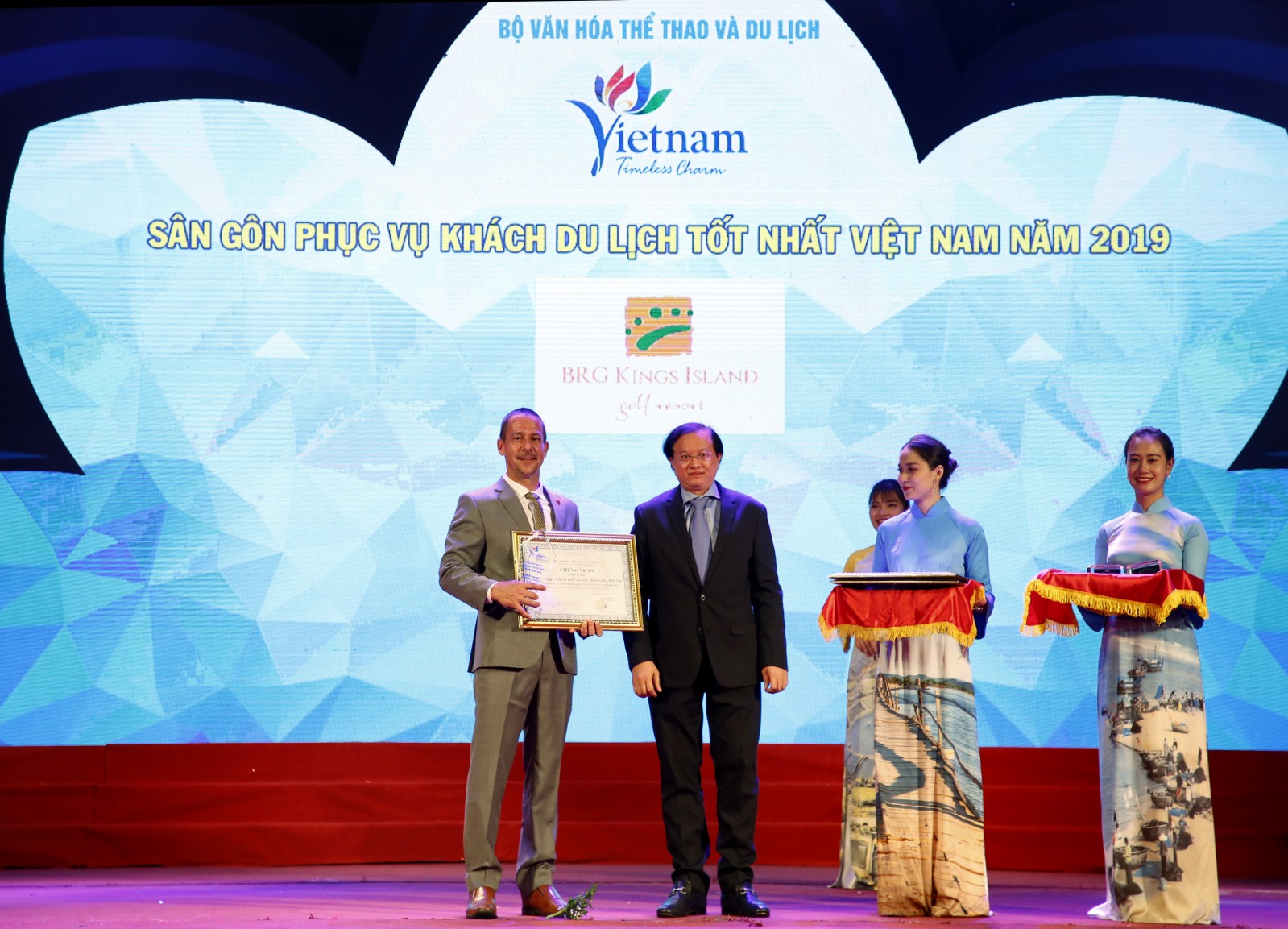 Ông Evans Mahoney nhận giải sân gôn phục vụ khách du lịch tốt nhất Việt Nam 2019 cho sân BRG Kings Island Golf Resort