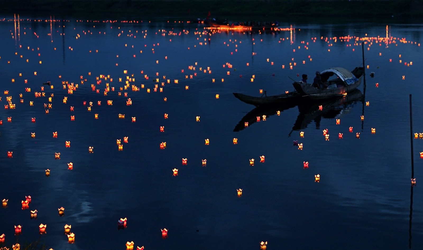 Thả hoa đăng tri ân các anh hùng, liệt sỹ trên dòng sông Thạch Hãn. Ảnh: Internet