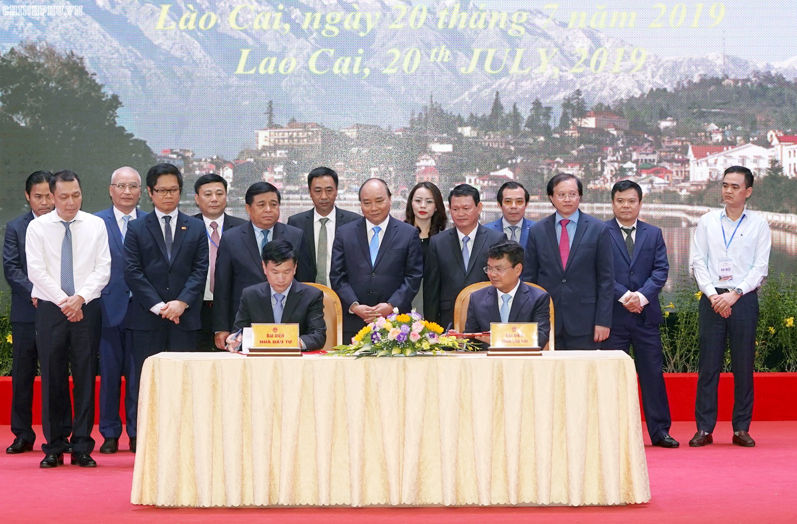 Thủ tướng chứng kiến UBND tỉnh Lào Cai và các doanh nghiệp ký thỏa thuận đầu tư. Ảnh: VGP/Quang Hiếu
