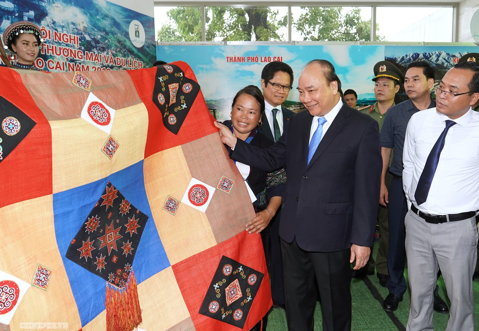 Thủ tướng thăm các gian hàng trưng bày sản phẩm của Lào Cai. Ảnh: Quang Hiếu