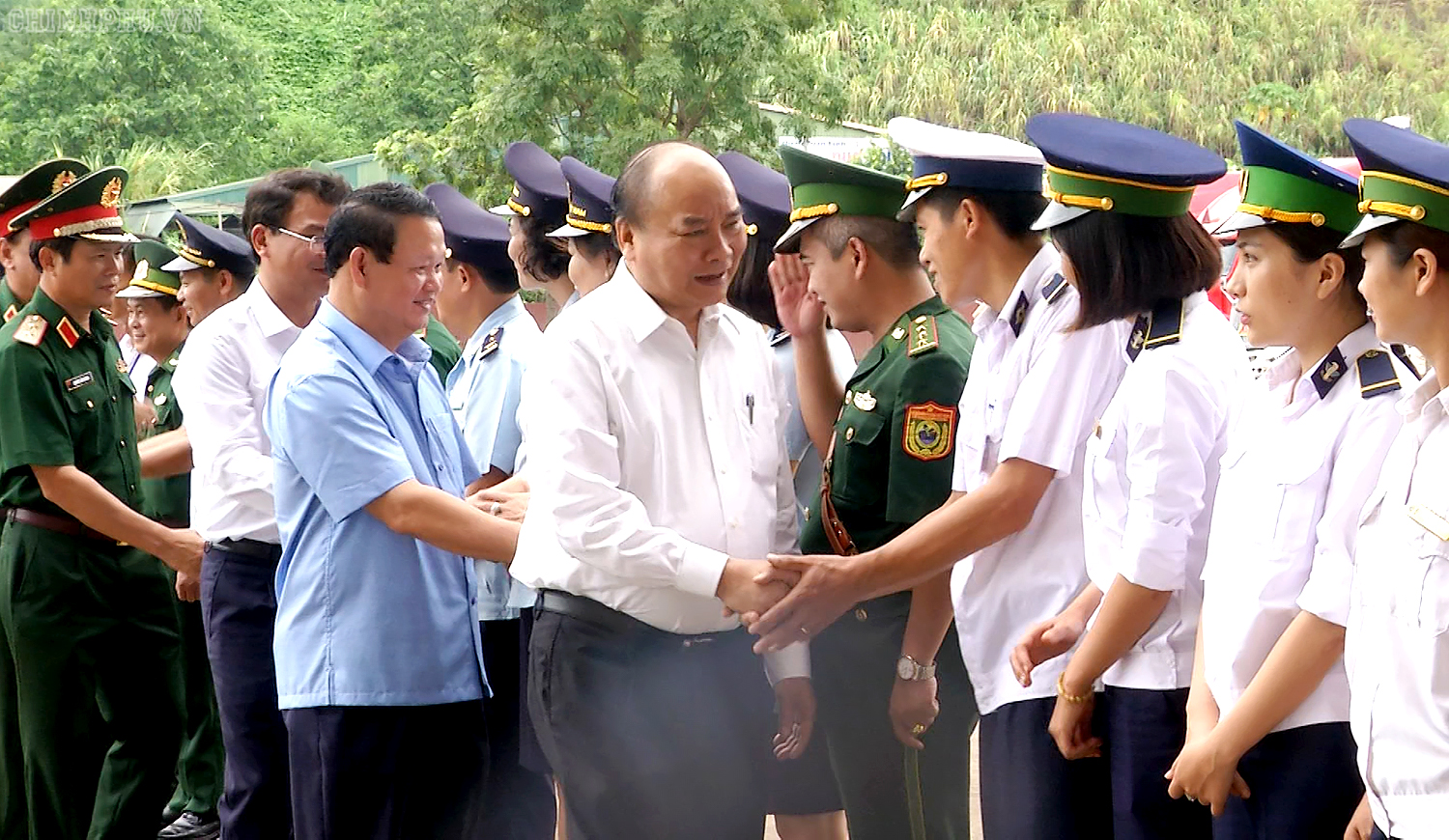 Thủ tướng đến thăm cửa khẩu quốc tế số II Kim Thành, tỉnh Lào Cai. Ảnh: VGP/Quang Hiếu