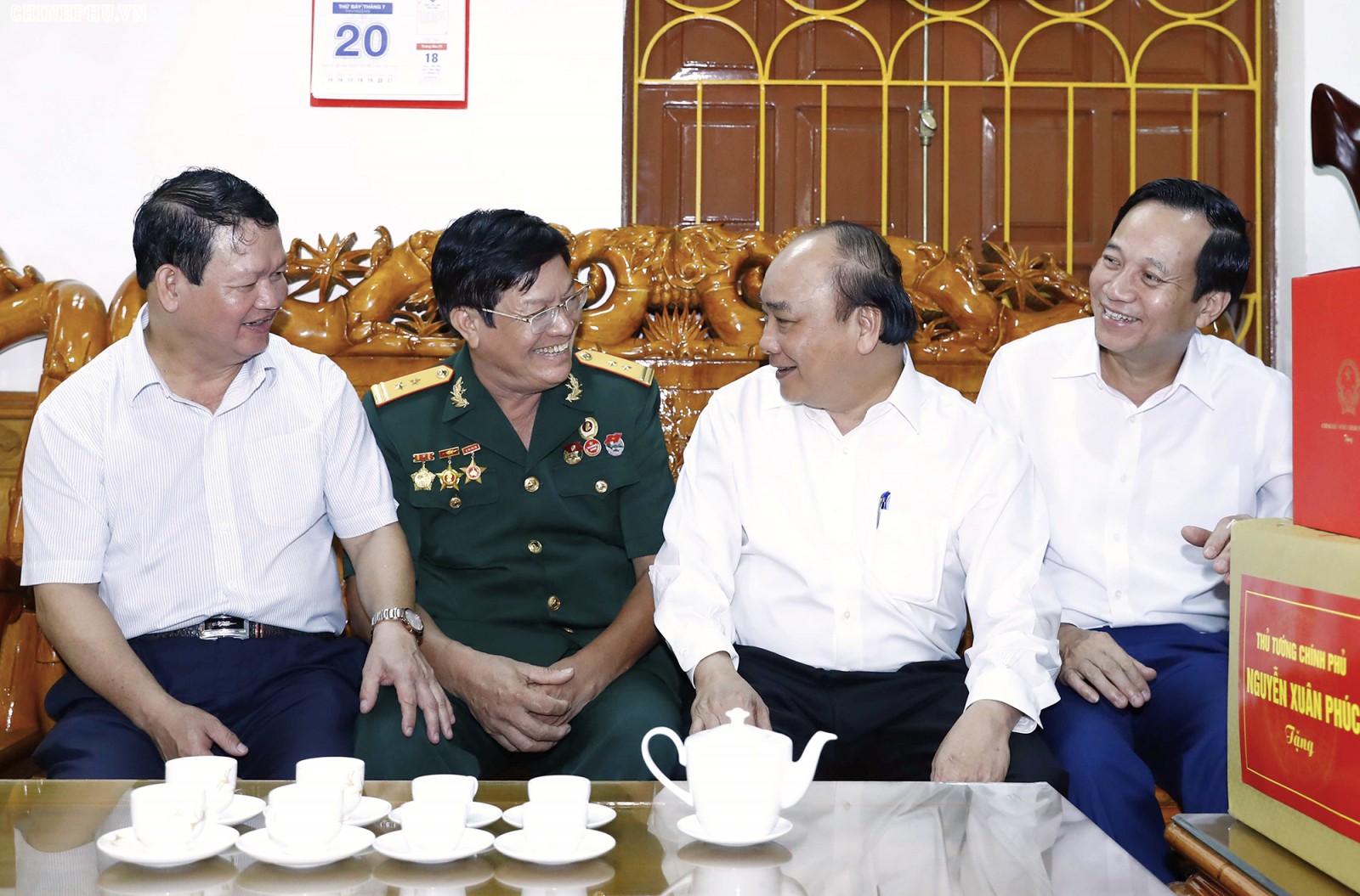 Thủ tướng tới thăm gia đình thương binh Bùi Xuân Xanh. Ảnh: VGP/Quang Hiếu