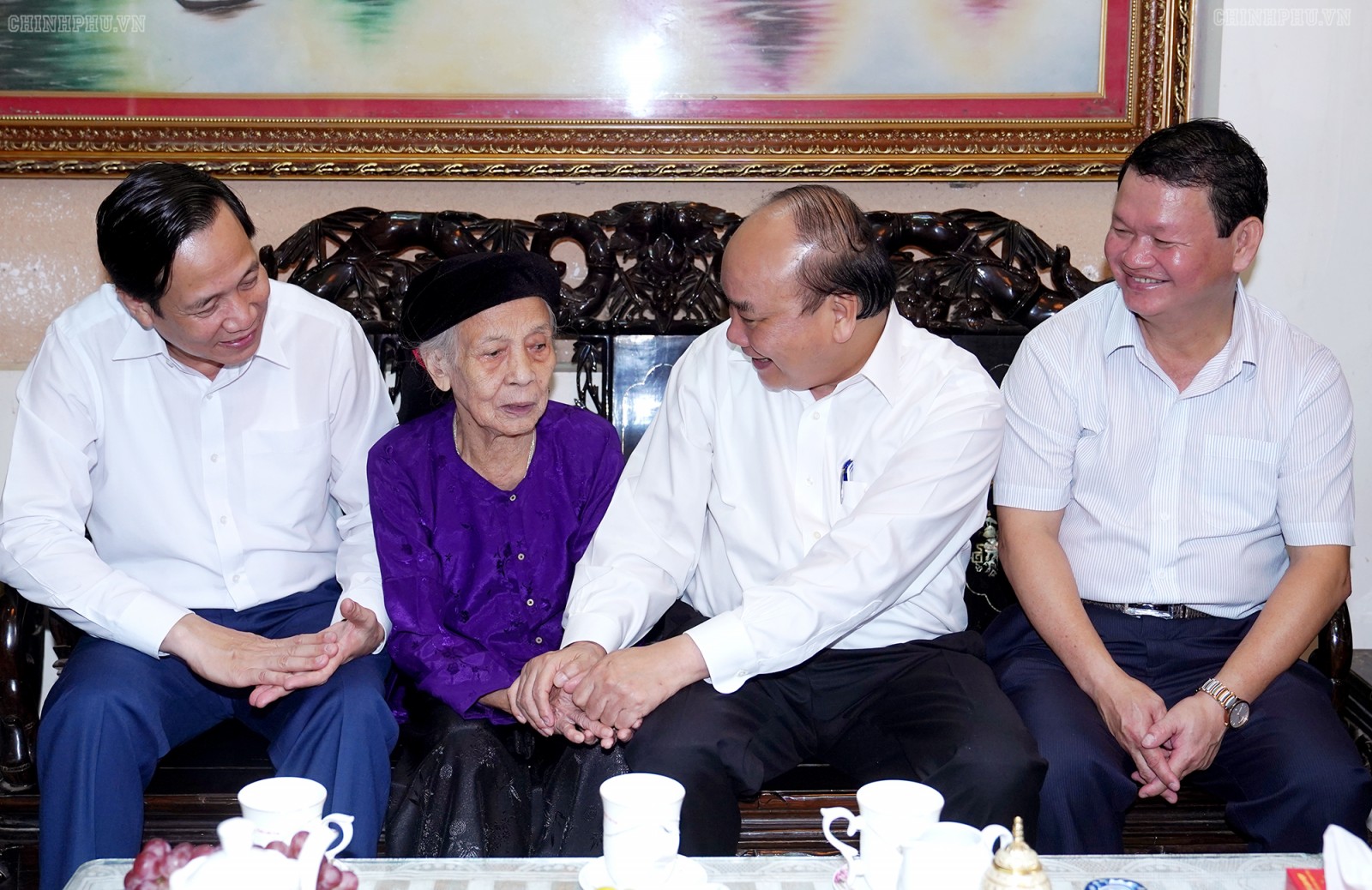Thủ tướng thăm gia đình bà Trần Thị Don, vợ liệt sĩ thời kỳ kháng chiến chống Pháp. Ảnh: VGP/Quang Hiếu