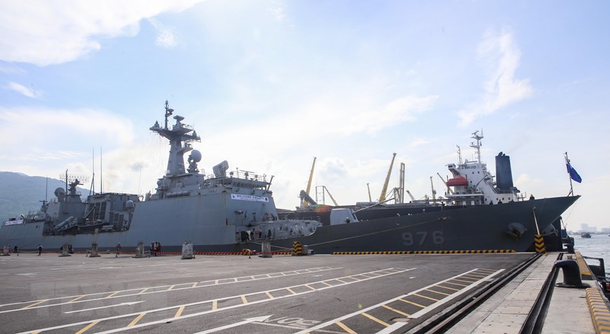 Từ ngày 11-14/9/2018, tàu Khu trục ROKS Moon Mu The Great của Hải quân Hàn Quốc cùng 302 sỹ quan và thủy thủ đoàn cập cảng Tiên Sa, tiến hành chuyến thăm xã giao thành phố Đà Nẵng. (Ảnh: Trần Lê Lâm/TTXVN)