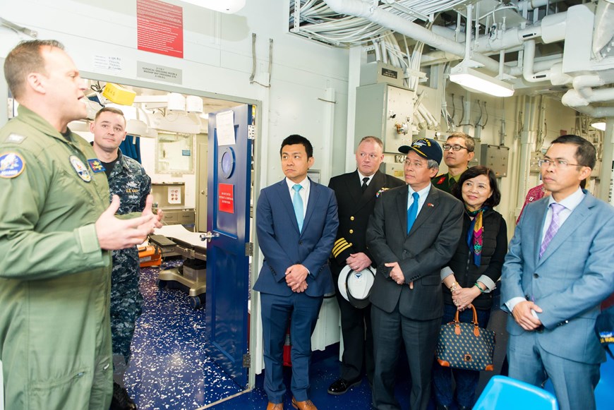 Đại sứ Việt Nam tại Hoa Kỳ Phạm Quang Vinh thăm tàu sân bay USS George H.W. Bush (CVN 77), trong chuyến thăm căn cứ Hải quân Norfolk và một số cơ sở văn hóa - xã hội tại Norfolk, bang Virginia, từ ngày 21-22/2/2018. (Ảnh: Đoàn Hùng/TTXVN)