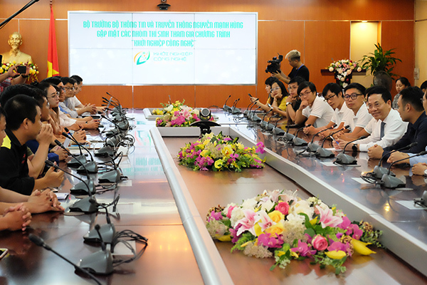 Buổi gặp mặt và giao lưu giữa Bộ trưởng Bộ TT&TT Nguyễn Mạnh Hùng với các thí sinh tham dự chương trình Khởi nghiệp công nghệ. Ảnh: Trọng Đạt