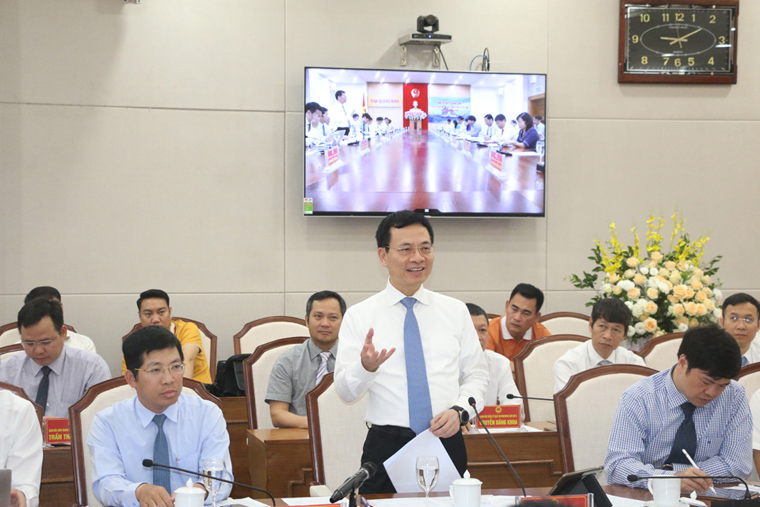 Bộ trưởng Bộ TT&TT Nguyễn Mạnh Hùng phát biểu tại buổi làm việc.