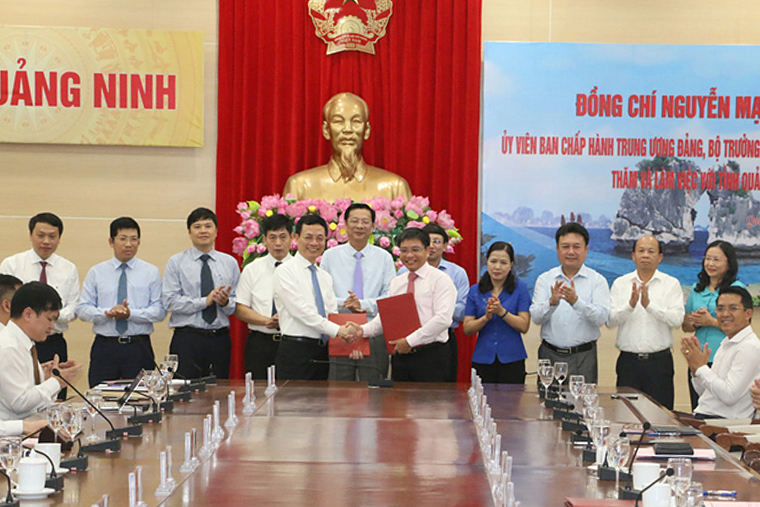 UBND tỉnh Quảng Ninh và Bộ Thông tin và Truyền thông ký kết thỏa thuận hợp tác.