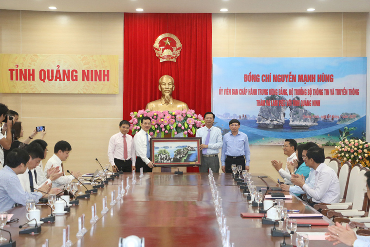 Lãnh đạo tỉnh Quảng Ninh tặng quà lưu niệm cho đoàn công tác Bộ Thông tin và Truyền thông.