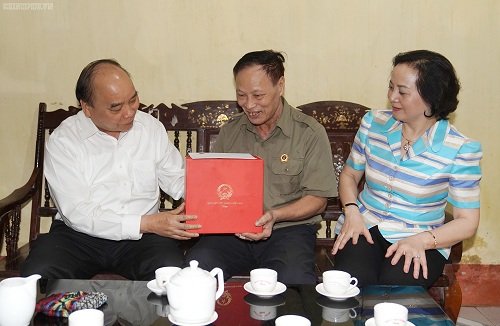 Thủ tướng thăm hỏi, tặng quà ông Phạm Văn Tín, 69 tuổi, thương binh hạng 1/4 - Ảnh: VGP/Quang Hiếu