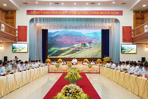 Thủ tướng Nguyễn Xuân Phúc chủ trì cuộc làm việc - Ảnh: VGP/Quang Hiếu