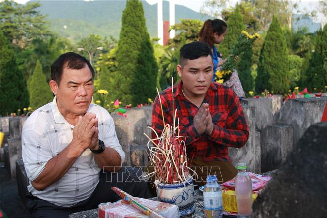 Mỗi năm, cứ vào dịp này, ông Nguyễn Văn Khanh, anh trai của Liệt sỹ Nguyễn Chí Minh, cùng gia đình từ Nghệ An lên Nghĩa trang Liệt sỹ Quốc gia Vị Xuyên (Hà Giang) để thắp hương cho em trai.