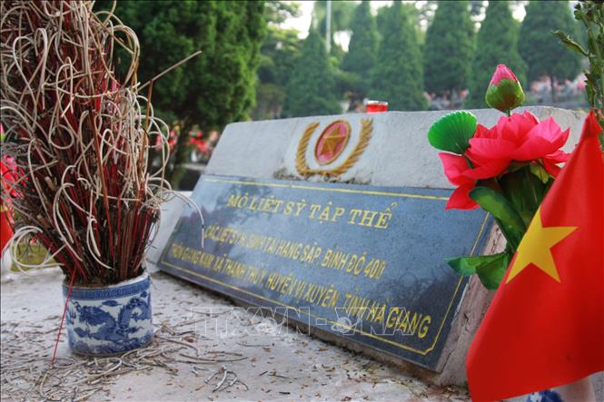 Ngôi mộ tập thể tại Nghĩa trang Liệt sỹ Quốc gia Vị Xuyên.