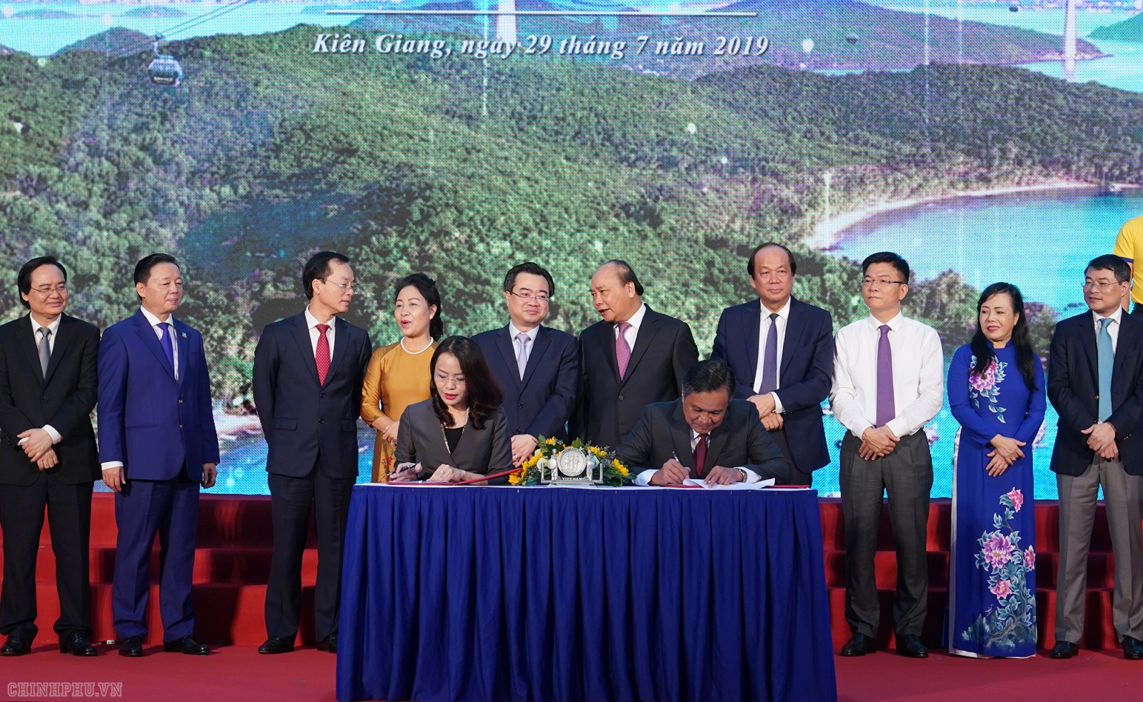 Thủ tướng chứng kiến tỉnh Kiên Giang và doanh nghiệp ký bản ghi nhớ đầu tư - Ảnh: VGP/Quang Hiếu