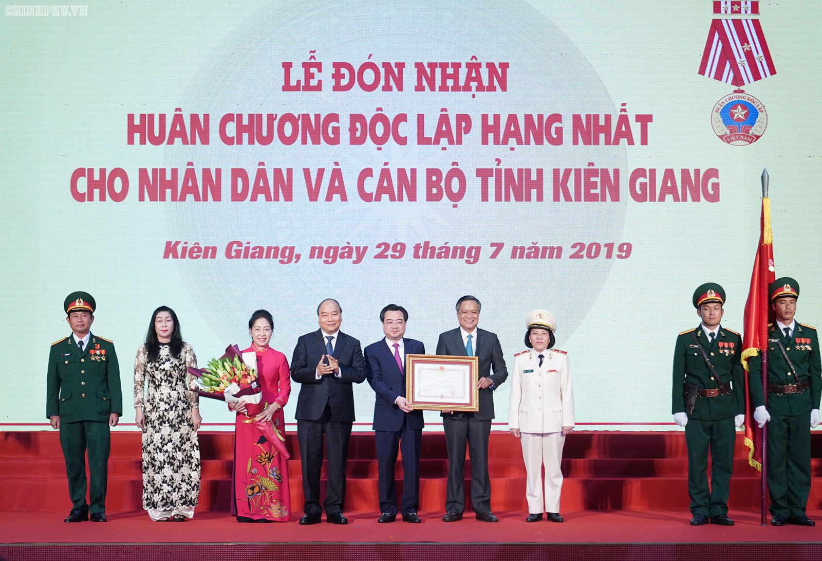 Thủ tướng Nguyễn Xuân Phúc trao Huân chương Độc lập hạng Nhất cho nhân dân và cán bộ tỉnh Kiên Giang - Ảnh: VGP/Quang Hiếu