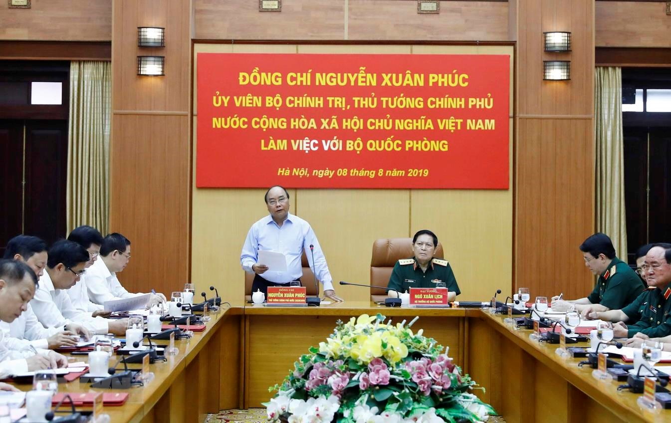 Thủ tướng Nguyễn Xuân Phúc làm việc với với các đồng chí lãnh đạo chủ chốt của Bộ Quốc phòng. (Ảnh: Thống Nhất/TTXVN)