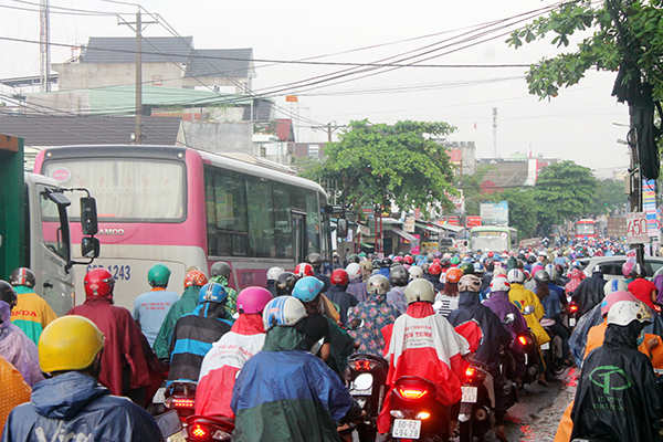 Đường Bùi Văn Hòa (TP. Biên Hòa) luôn trong tình trạng kẹt xe.