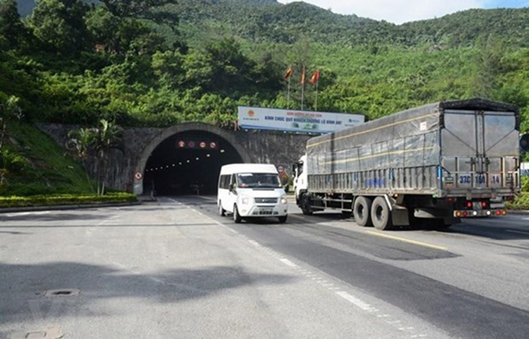 Phương tiện lưu thông qua hầm đường bộ - Ảnh: Vietnam+