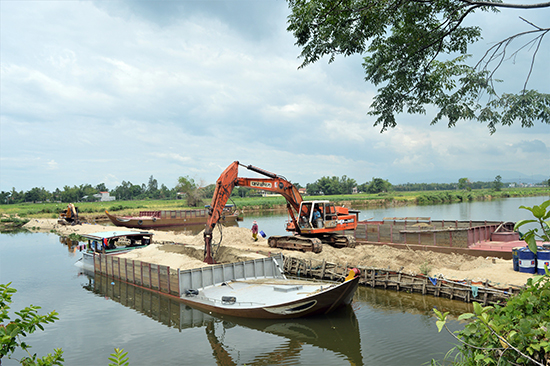 Đập tạm thời trên sông Vĩnh Điện sẽ được thay thế bằng đập điều tiết trong tương lai để tạo thuận lợi cho việc ngăn mặn và quản lý nguồn nước của hai địa phương. Ảnh: Q.T