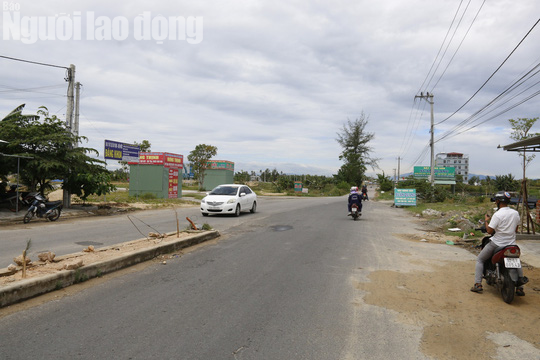 1,9 km đường được thi công dang dở và tỉnh Quảng Nam trước đó dự tính giao 105 ha đất cho doanh nghiệp.