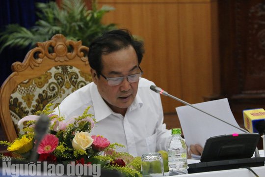Ông Huỳnh Khánh Toàn trả lời báo chí.