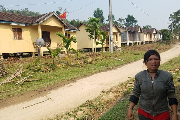 Phần lớn ngôi nhà tái định cư làng Xô Luông không có người ở, bỏ không