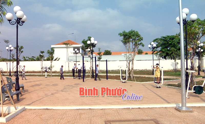 Sân bóng đá và công viên trước Trường tiểu học Tiến Thành vừa khánh thành đưa vào sử dụng