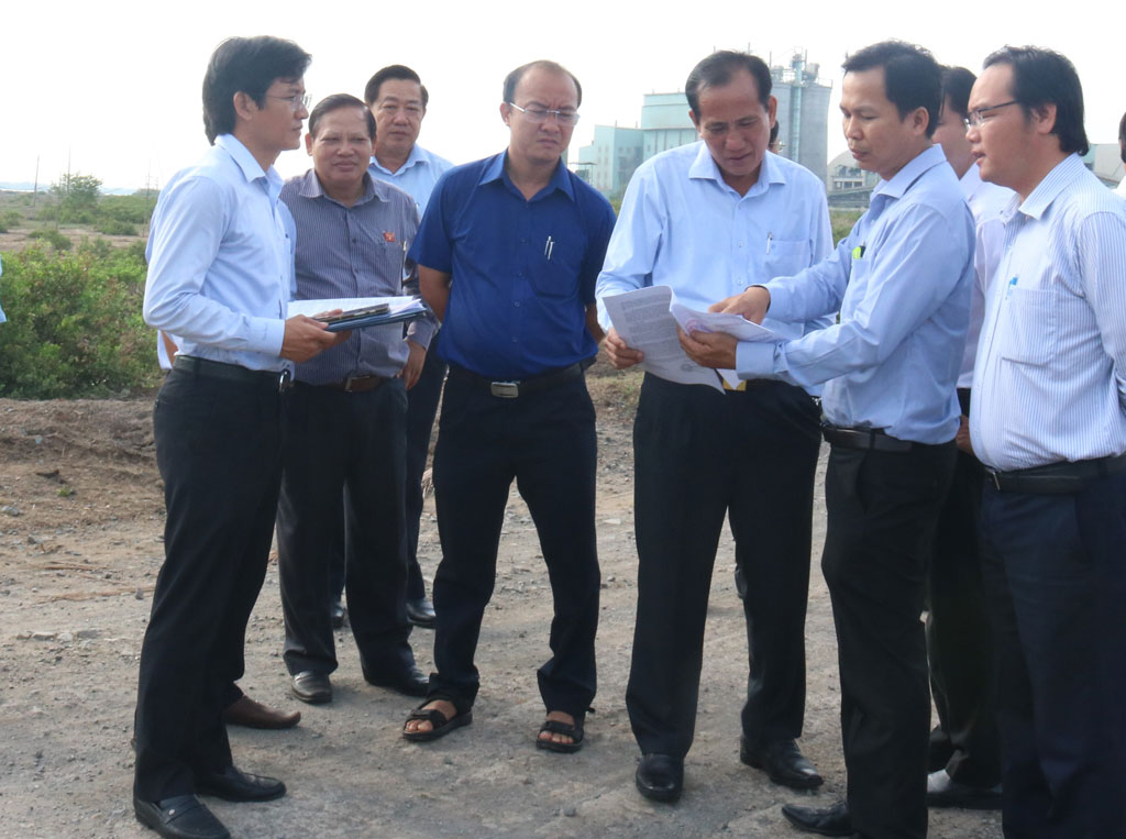 HĐND tỉnh khảo sát, kiểm tra một số dự án trên địa bàn huyện Thủ Thừa và Cần Giuộc (Ảnh chụp khảo sát dự án tại xã Tân Tập, huyện Cần Giuộc)