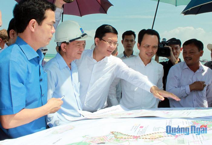 Lãnh đạo tỉnh và Tập đoàn FLC đi khảo sát vị trí đầu tư dự án tại huyện Bình Sơn trong năm 2018.