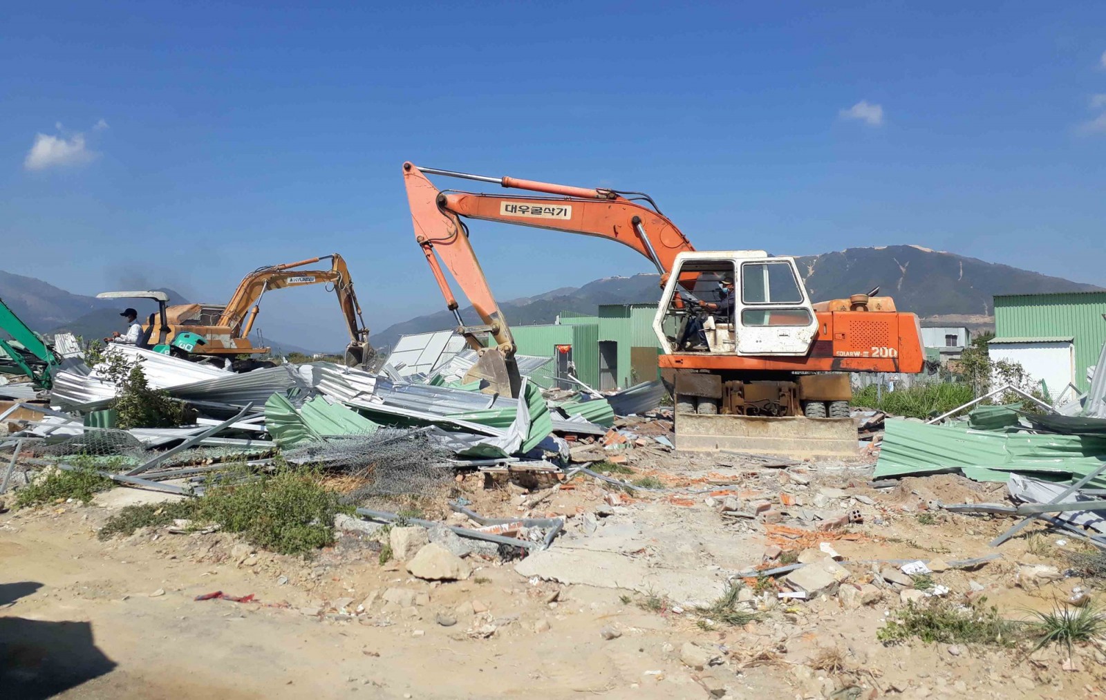 Cưỡng chế xây nhà trái phép tại Nha Trang