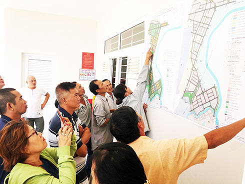 Người dân xem thông tin quy hoạch Khu dân cư và tái định cư Tây Nha Trang.