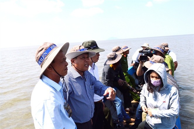 Thứ trưởng Bộ NN-PTNT Hà Công Tuấn, cùng lãnh đạo Sở NN-PTNT Kiên Giang khảo sát tuyến đê biển bị sạt lở tại Vàm Xẻo Nhàu.