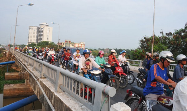 QL 25 điểm đầu tại Phú Yên với khổ đường hẹp đang như nút thắt cổ chai vào TP Tuy Hòa nên thường xuyên xảy ra ùn tắc.