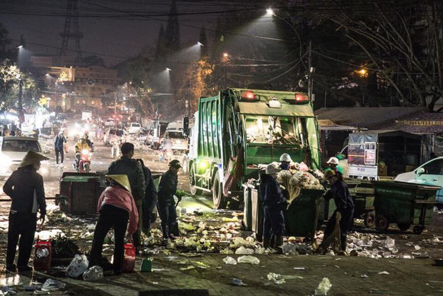 Mặc dù đã hết sức cố gắng nhưng những công nhân vệ sinh không thể nào dọn dẹp nhanh chóng vì lượng rác quá nhiều.