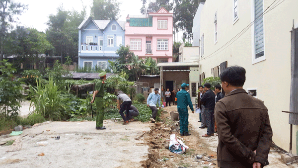 Lực lượng chức năng Phường 2, TP Đà Lạt cưỡng chế tháo dỡ công trình nền móng vi phạm tại đường Phan Đình Phùng.