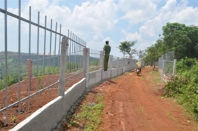 Tường rào được làm trên đất dự kiến thu hồi.