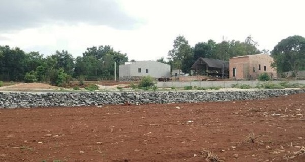 Một khu đất đang được san ủi, đầu tư, xây dựng tại xã Cư Suê