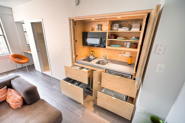 Căn nhà tuy nhỏ nhưng với bố trí tủ bếp hợp lý đã giúp tiết kiệm diện tích đáng kể
