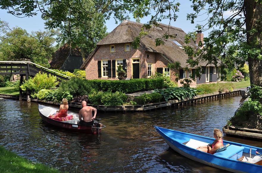 Làng Giethoorn không có bất kì con đường hay phương tiện giao thông hiện đại nào, mà chỉ có những con kênh nhỏ và hơn 180 cây cầu. Khách du lịch phải bỏ lại ô tô bên ngoài và đi bộ hoặc đi thuyền vào trong làng.