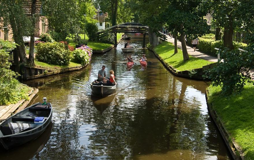 Những con thuyền ở Giethoorn được gọi là là “Thuyền thì thầm”, với động cơ không gây ra tiếng ồn.