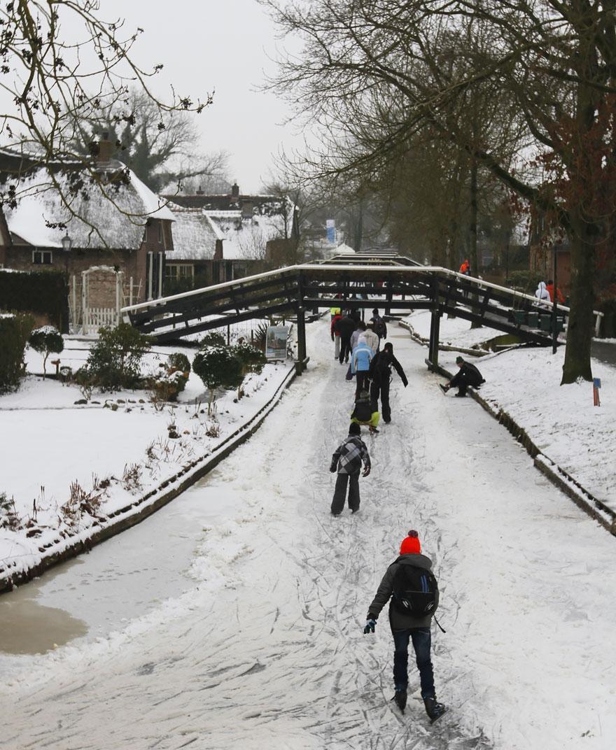 water-village-no-roads-canals-giethoorn-netherlands-11.jpg