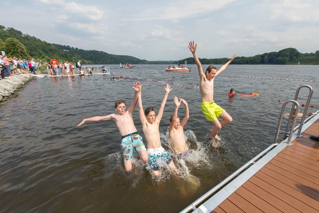 Sau 46 năm cấm cửa, hồ Baldeneysee hiện đang mở cửa cho những người bơi lội.